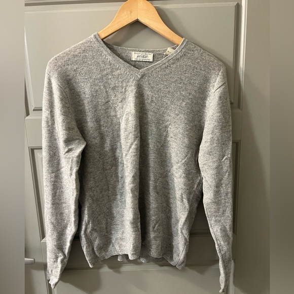 Men's Gray V-Neck Sweater - Picture 1 of 3